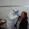 Antigen-Schnelltests werden seit Montag wieder im kommunalen Testzentrum der Stadt angeboten. Angelique Forster nimmt gerade einen ...