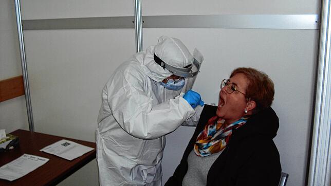 Antigen-Schnelltests werden seit Montag wieder im kommunalen Testzentrum der Stadt angeboten. Angelique Forster nimmt gerade einen ...