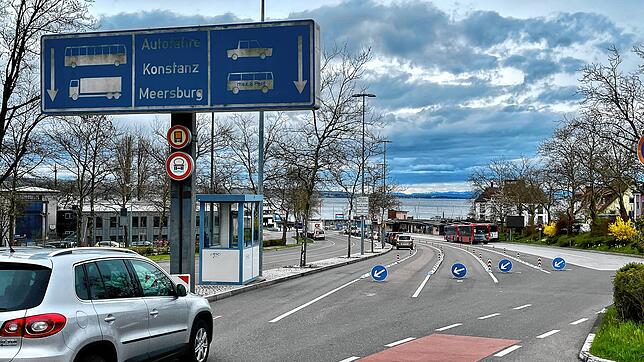 (Archivbild) Die Schiffstraße zum Fährhafen im Konstanzer Stadtteil Staad. Ein Stück weiter oberhalb wird ab dem 23. September gebuddelt.