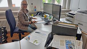 Claudia Schacht behält von ihrem Schreibtisch im Rathaus aus bei der Gesamtplanung souverän den Überblick. Bild: Hartmut Ferenschild
