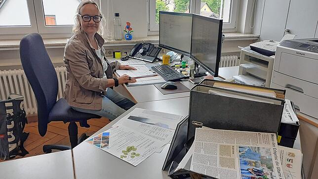 Claudia Schacht behält von ihrem Schreibtisch im Rathaus aus bei der Gesamtplanung souverän den Überblick. Bild: Hartmut Ferenschild