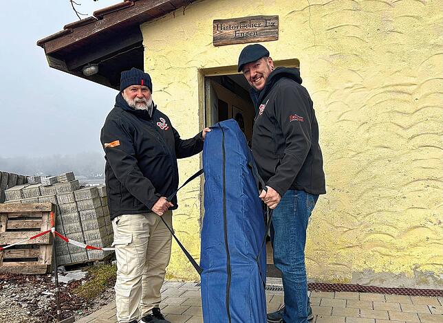 Michael Nachtigall und sein Kollege Rainer Sauter von den Engener Schätterä Dätscher sind schon fleißig am Aufbauen: Der Pavillon wird ...