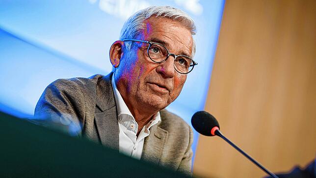 Thomas Strobl (CDU), Innenminister von Baden-Württemberg, sieht den Einsatz von Schusswaffen bei Messerangriffen auf Polizisten ...