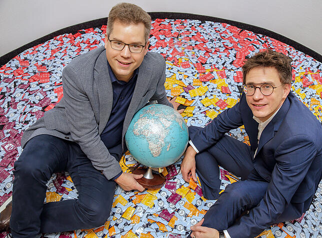 Bild 1: Zum Weltaidstag: Zwei Singener bringen passende Kondome nach Afrika