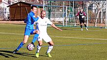 Schonachs neuer Spielertrainer Coskun Öztürk (rechts) im Duell mit dem Neustädter Tobias Tritschler. Die Premiere für Öztürk verlief ...