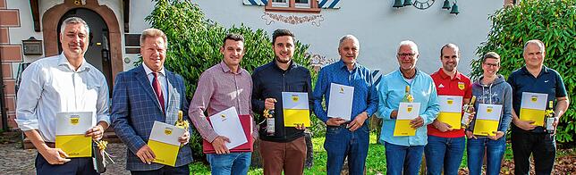Geehrte Fußballer: Beim Ehrenamtstag des Bezirks Hochrhein in Wehr wurden (von links) Jovica Ilievski, Harald Zirkenbach (beide FC ...