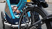 Ein Fahrrad mit Anhänger und Baby. (Symbolbild) So ein Hänger mit einem Baby drin hat sich bei einem Unfall bei Rheinfelden überschlagen.