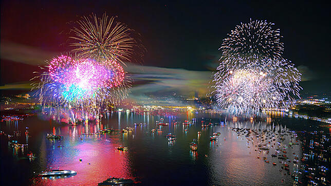 (Archivbild) Das gemeinsame Feuerwerk ist Höhepunkt des Seenachtfestes, das im Jahr 2024 rund 37.000 Besucher auf das Konstanzer und ...