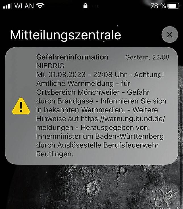 Ein Mobiltelefon zeigt am 1. März 2023 eine Warnmeldung per Cell Broadcast für einen Brand in Mönchweiler. Es ist damals der erste ...