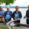 Sie präsentieren stolz das Fest-Buch zum 100. Jubiläum des Ruderclubs Undine: Von links der Vorsitzende Rolf Tränkle, die Autoren ...