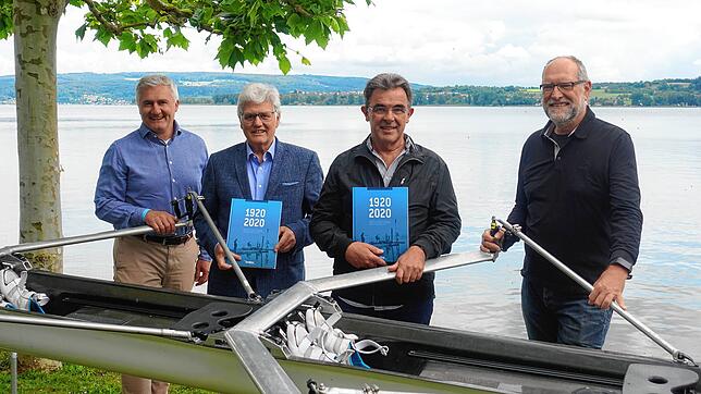 Sie präsentieren stolz das Fest-Buch zum 100. Jubiläum des Ruderclubs Undine: Von links der Vorsitzende Rolf Tränkle, die Autoren ...