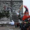 Vor dem Pulverturm trafen Matze Trempa (im Hintergrund links) und Andreas Kaltenbach (rechts) auf Niederburg-Präsident Mario Böhler (im ...