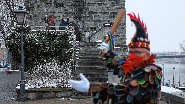 Vor dem Pulverturm trafen Matze Trempa (im Hintergrund links) und Andreas Kaltenbach (rechts) auf Niederburg-Präsident Mario Böhler (im ...