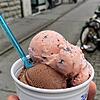 In Eisbechern wird bald kein Plastik-Löffelchen mehr zu finden sein. Derzeit werden aber noch Restbestände aufgebraucht.
