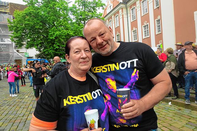 Ilka und Knut Meudtner sind aus Voralberg zum Konzert auf dem Schlossplatz angereist. Die beiden bezeichnen sich als große Fans von ...