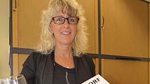 Organisatorin Claudia Arnegger präsentiert die Gläser zum 41. Markdorfer Stadtfest. Bild: Stefanie Nosswitz