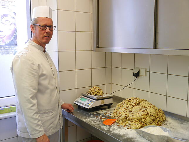 Reinhard Sapel kümmert sich mit seinem Vater Heinz-Martin Sapel um das Zubereiten der Christstollen.