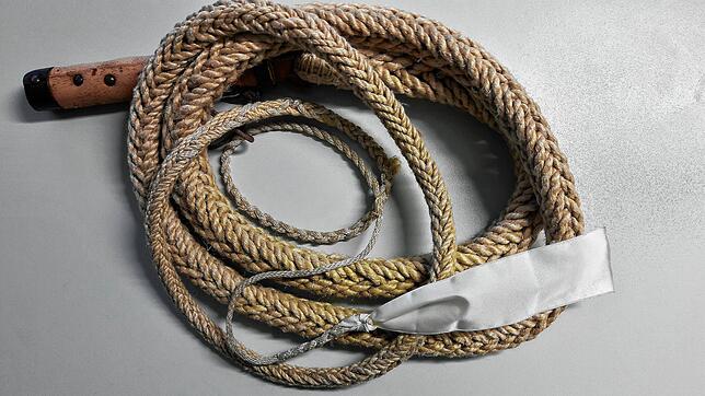 Eine fertige Karbatsche mit Griff und eingeknotetem Bändel. Bild: Toni Ganter