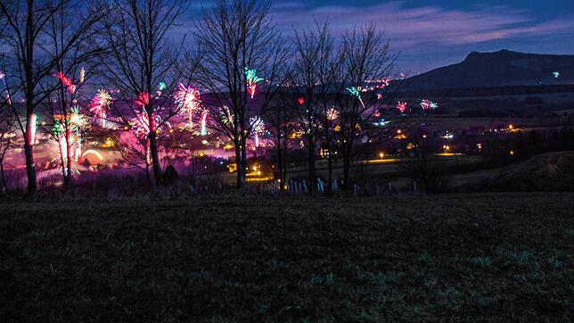 Dieses Bild wird sich im Hegau, wie vor einigen Jahren über Tengen, wieder bieten. Feuerwerk-Artikel dürfen im Gegensatz zu 2020 und ...
