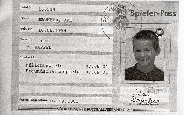 Der erste Spielerpass von Kai Brünker, der beim FC Kappel seine Fußballlaufbahn begann. Ab dem 7. September 2001 war der heute ...