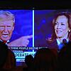 Menschen beobachten in Las Vegas die Präsidentschaftsdebatte zwischen Donald Trump und Kamala Harris.