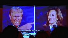 Menschen beobachten in Las Vegas die Präsidentschaftsdebatte zwischen Donald Trump und Kamala Harris.