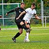Jan Sakschewski (links) und Alexander Langhirt von der SG Dauchingen kämpfen mit Tim Aschenbrenner von der SG Marbach um den Ball.