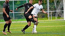 Jan Sakschewski (links) und Alexander Langhirt von der SG Dauchingen kämpfen mit Tim Aschenbrenner von der SG Marbach um den Ball.