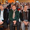 Boris Palmer (links) füllt den Saal des Meersburger Wein- und Kulturzentrums &ndash; und das mitten in der Woche um 17&nbsp;Uhr. Neben ...