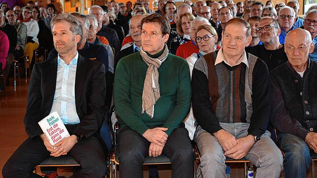Boris Palmer (links) füllt den Saal des Meersburger Wein- und Kulturzentrums &ndash; und das mitten in der Woche um 17&nbsp;Uhr. Neben ...