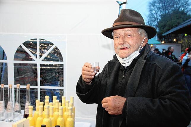 Manfred Illing aus Wald kostete den selbstgebrannten Gin von Werner Schraudolf.