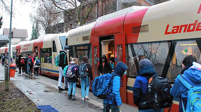 Viele Schüler der weiterführenden Schulen nutzen nun den Zug um 8.02 Uhr ab Wahlwies. Dadurch verpassen sie die erste Schulstunde.