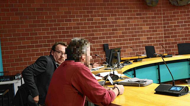 Der 38-jährige Mann auf der Anklagebank gesteht seine Tat schon am ersten Prozesstag. Trotzdem bleiben Fragen zu Tathergang und ...