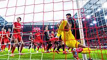 Münchens Min-jae Kim (r) macht das Tor zum 2:0 gegen Freiburgs Torwart Noah Atubolu.