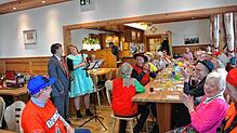 Margot Meyer (links) und Gudrun Böhler unterhalten die Gäste. Bilder: Sigrid Enderle
