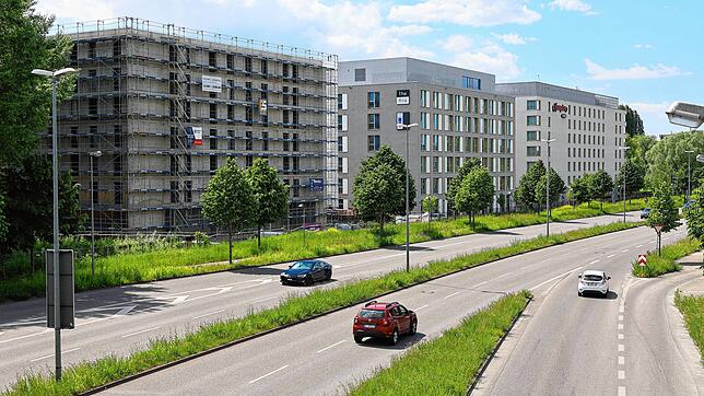 Hotelmeile im Industriegebiet: In der Reichenaustraße reihen sich die großen Bettenburgen, die sich in Größe und Architektur nicht ...