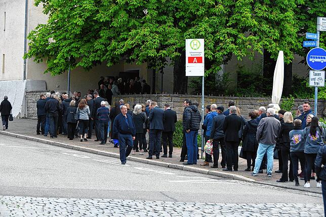 Das öffentliche Interesse an der Trauerfeier ist groß – am Eingang zur Stadtkirche bildet sich eine lange Schlange von Trauergästen.