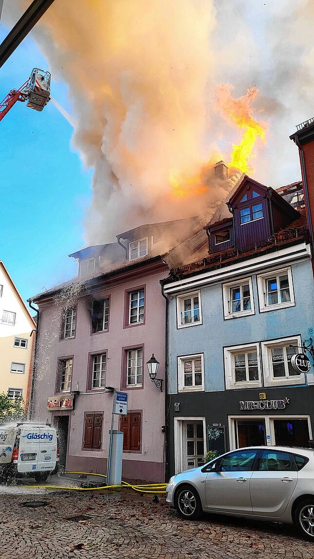 Flammen schlagen aus dem Dach.
