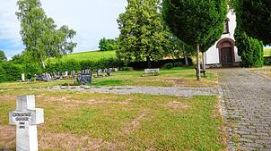 Friedhofsverwalter Andreas Bauer sieht anhand der Freiflächen die passende Möglichkeit, den Friedhof umzugestalten und den aktuellen ...