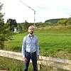 Der neue Ortsvorsteher von Epfenhofen Daniel Hallaj zeigt sich erfreut über die Nachfrage nach Bauplätzen, im Hintergrund das ...