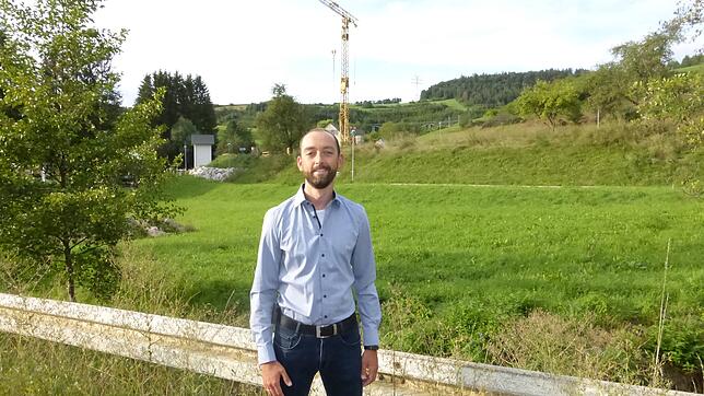 Der neue Ortsvorsteher von Epfenhofen Daniel Hallaj zeigt sich erfreut über die Nachfrage nach Bauplätzen, im Hintergrund das ...