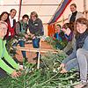 Gruppe fünf ist im Volksfest-Sondereinsatz. Für den Kletterbaum binden sie einen riesigen Reisigkranz und dabei kommt bei Petra Schilli ...