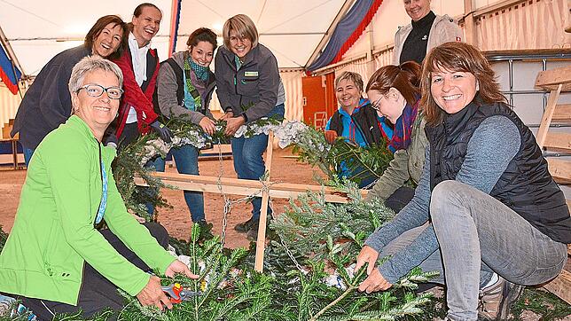 Gruppe fünf ist im Volksfest-Sondereinsatz. Für den Kletterbaum binden sie einen riesigen Reisigkranz und dabei kommt bei Petra Schilli ...