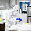 Viel zu tun im Singener Labor Dr. Blessing: Jonas Schmidt, Leiter der Abteilung Molekulare Genetik und Infektionsserologie, befüllt ...