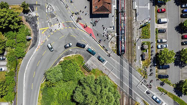 (Archivbild) Die Schrankenanlage am Reichenauer Bahnhof muss nach einem Unfall repariert werden.