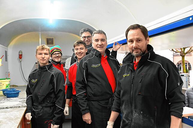 Die Laufnarren, die dieses Jahr 60-jähriges Bestehen feiern, backen fließig Dünnele für die Winterzauber-Besucher. Im Wagen arbeiten ...