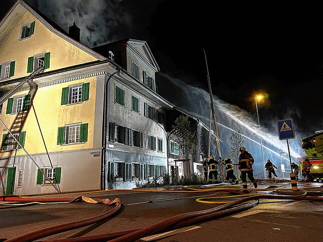 Bild 1: Blaulichtreport: Acht Verletzte bei Wohnhausbrand