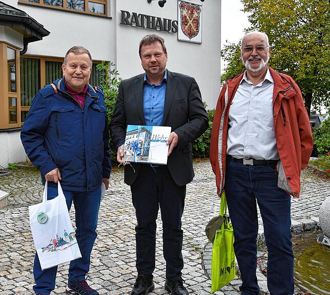 Vor dem Rathaus der Stadt Schwarzenbach am Wald: Günter Kramer hat Bürgermeister Reiner Feulner ein Präsent des Wehrer Bürgermeisters ...