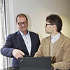 Im Interview: VS-Oberbürgermeister Jürgen Roth (links) steht in der SÜDKURIER-Redaktion bei Norbert Trippl Rede und Antwort. Bild: Jens ...