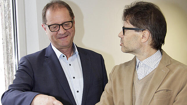 Im Interview: VS-Oberbürgermeister Jürgen Roth (links) steht in der SÜDKURIER-Redaktion bei Norbert Trippl Rede und Antwort.